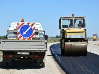 В Усть-Пристанском районе Алтайского края ремонтируют два участка дорог общей стоимостью около 100 миллионов рублей