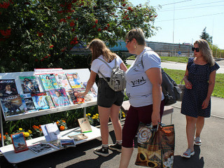 Около 250 человек приняли участие в акции «Open air: с книгой на улице» в Новоалтайске Алтайского края