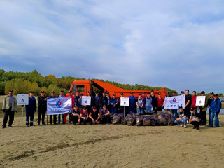 Более 90 мешков мусора собрали в ходе акции по очистке берега Оби в столице Алтайского края