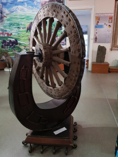 Подлинное деревянное колесо от китайской таратайки из Музея Чуйского тракта в Бийске. С наружной стороны оно укреплено ручной металлической ковкой – иначе было не проехать Подлинное деревянное колесо от китайской таратайки из Музея Чуйского тракта в Бийске. С наружной стороны оно укреплено ручной металлической ковкой – иначе было не проехать