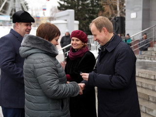 Губернатор Алтайского края Виктор Томенко вручил ключи от автомобилей для социальных учреждений региона 2