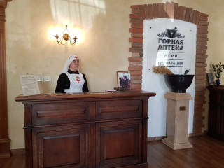 В Горной аптеке – старейшем каменном строении Барнаула – теперь открыта ресторация, бутик местных парфюмерных товаров и музей, где вас встречают эффектные экскурсоводы в форменных платьях XIX века В Горной аптеке – старейшем каменном строении Барнаула – теперь открыта ресторация, бутик местных парфюмерных товаров и музей, где вас встречают эффектные экскурсоводы в форменных платьях XIX века