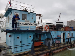 Дноуглубительное судно земснаряд «Обский-305» забирает и перемещает грунт с мелких мест на глубокие Дноуглубительное судно земснаряд «Обский-305» забирает и перемещает грунт с мелких мест на глубокие