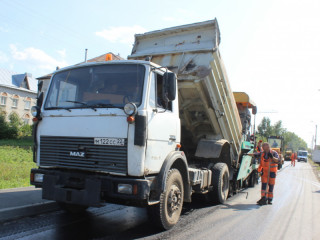 В поселке Авиатор столицы Алтайского края заасфальтировали улицу в рамках национального проекта «Безопасные качественные дороги»