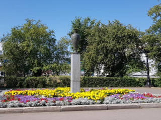 Колыванские вазы – огромные декоративные сосуды, как правило из яшмы – одна из визитных карточек Алтая. Крупнейшая из них, «Царица ваз», находится в Эрмитаже. А эта – Большая Колыванская – установлена в 1980 году в честь 250-летия Барнаула в местном сквере имени Пушкина Колыванские вазы – огромные декоративные сосуды, как правило из яшмы – одна из визитных карточек Алтая. Крупнейшая из них, «Царица ваз», находится в Эрмитаже. А эта – Большая Колыванская – установлена в 1980 году в честь 250-летия Барнаула в местном сквере имени Пушкина