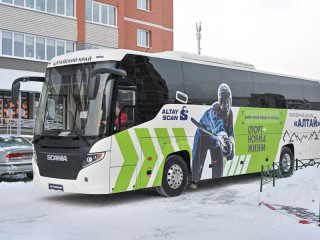 Новый автобус в канун Нового года появился у хоккейной школы «Алтай»
