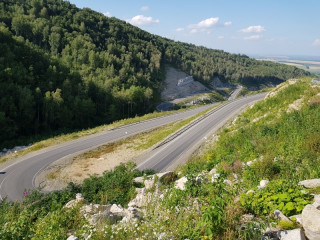 Гладкая, искристая на солнце дорога поднимается довольно крутым серпантином: здесь начинаются первые отроги гор Гладкая, искристая на солнце дорога поднимается довольно крутым серпантином: здесь начинаются первые отроги гор