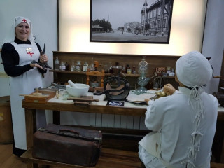 Легендарный провизор Христиан Миллер в виде восковой фигуры, окруженный своими диковинными инструментами Легендарный провизор Христиан Миллер в виде восковой фигуры, окруженный своими диковинными инструментами