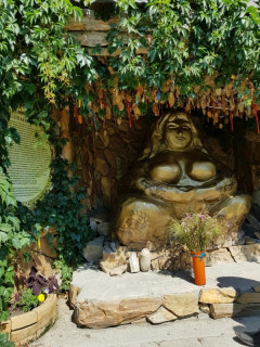 «Золотая баба» – один из основных символов этнопарка «Легенда» в селе Полеводка близ Чуйского тракта. По словам владельца этнопарка, она концентрирует женскую энергию, олицетворяет Богиню-мать и транслирует запросы в небо «Золотая баба» – один из основных символов этнопарка «Легенда» в селе Полеводка близ Чуйского тракта. По словам владельца этнопарка, она концентрирует женскую энергию, олицетворяет Богиню-мать и транслирует запросы в небо