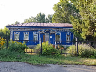 Краеведческий музей села Усть-Чарышская Пристань (Усть-Пристань) работает в бывшем особняке купцов Морозовых на базе обычной местной средней школы еще с 1968 года. В коллекции довольно любопытные экспонаты – от первобытных наконечников стрел до пишущей машинки последнего местного старообрядца Краеведческий музей села Усть-Чарышская Пристань (Усть-Пристань) работает в бывшем особняке купцов Морозовых на базе обычной местной средней школы еще с 1968 года. В коллекции довольно любопытные экспонаты – от первобытных наконечников стрел до пишущей машинки последнего местного старообрядца