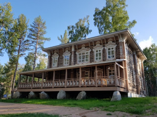 Первый трактир на «Белокурихе-2» с неожиданным названием «Гоголь» уже открылся в перенесенном сюда особняке купца Андреева 1822 года постройки Первый трактир на «Белокурихе-2» с неожиданным названием «Гоголь» уже открылся в перенесенном сюда особняке купца Андреева 1822 года постройки