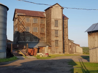 Огромная мельница в Усть-Пристани построена еще в 1905 году, а работать способна до сих пор Огромная мельница в Усть-Пристани построена еще в 1905 году, а работать способна до сих пор