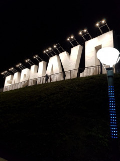 Металлическая надпись «Барнаул» (на манер знаменитого Hollywood в Лос-Анджелесе), что красуется в Нагорном парке, появилась над крутым спуском к Оби в 1997 году Металлическая надпись «Барнаул» (на манер знаменитого Hollywood в Лос-Анджелесе), что красуется в Нагорном парке, появилась над крутым спуском к Оби в 1997 году