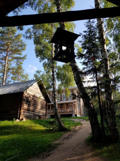 Культурный объект по названием «Андреевская слобода» на строящемся курорте «Белокуриха-2». Здесь воспроизведены исторические здания со всего Алтайского края: избы-пятистенки, кузня, Дом знахарки Культурный объект по названием «Андреевская слобода» на строящемся курорте «Белокуриха-2». Здесь воспроизведены исторические здания со всего Алтайского края: избы-пятистенки, кузня, Дом знахарки