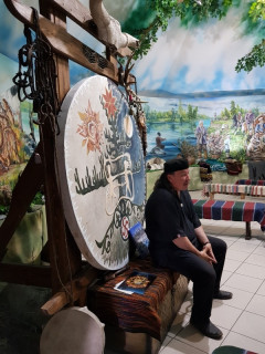 Хозяин и хранитель «Легенды» Артем Игнатенко – шаман, бизнесмен и художник в одном лице – неистощим на легенды по поводу своего детища Хозяин и хранитель «Легенды» Артем Игнатенко – шаман, бизнесмен и художник в одном лице – неистощим на легенды по поводу своего детища