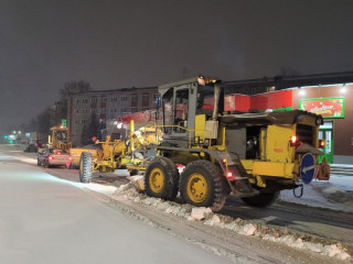 За ночь дорожники в столице Алтайского края использовали 275 тонн песчано-соляной смеси