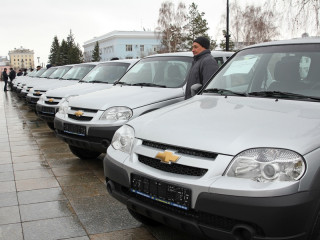 Губернатор Алтайского края Виктор Томенко вручил ключи от автомобилей для социальных учреждений региона 1
