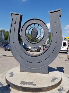 Стилизованная огромная подкова с колесом от старой телеги внутри обозначает «Нулевой километр Чуйского такта» – историческое место начала этой знаменитой дороги Стилизованная огромная подкова с колесом от старой телеги внутри обозначает «Нулевой километр Чуйского такта» – историческое место начала этой знаменитой дороги