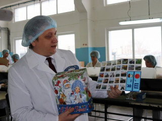 Почти 137 тысяч новогодних подарков подготовили для школьников в Алтайском крае